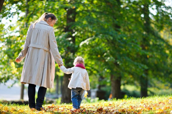 Мама ведет ребенка в сад