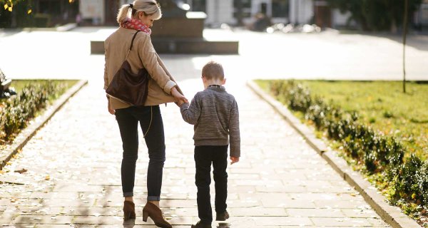 Мама с ребенком идут