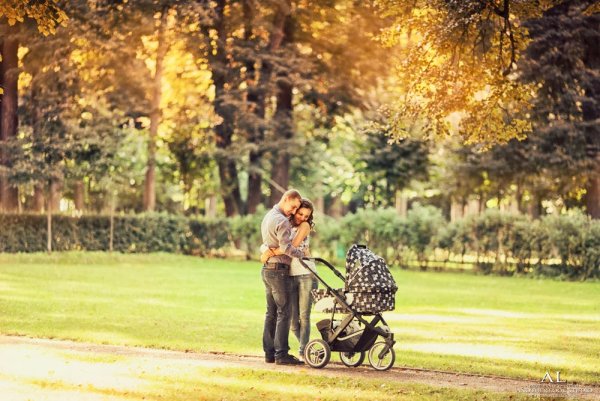 Пара с коляской