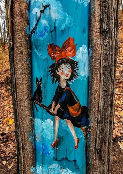 Рисунки на деревьях в парке Фили