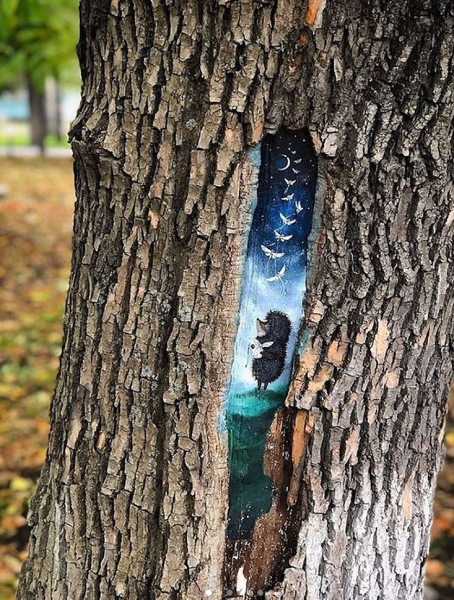 Рисунки на деревьях в парке красная Пресня