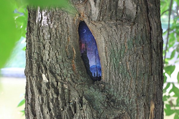 Картины на деревьях в Измайловском парке