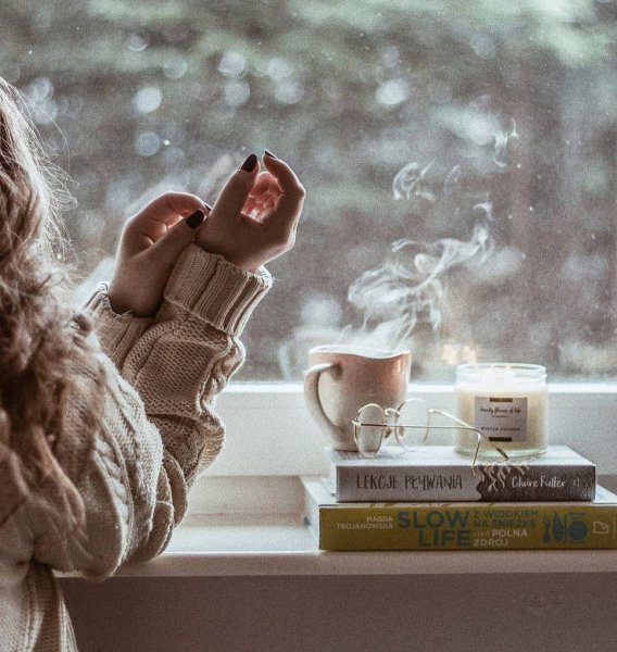 Зима девушка с чашкой кофе