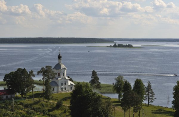 Храм на озере Селигер