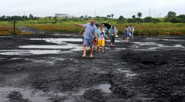 Асфальтовое озеро в Тринидаде