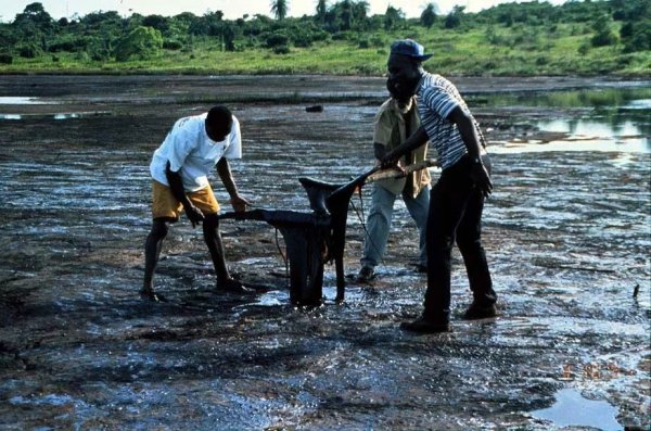 Озеро в Алжире с чернилами