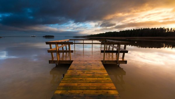 Пирс на озере