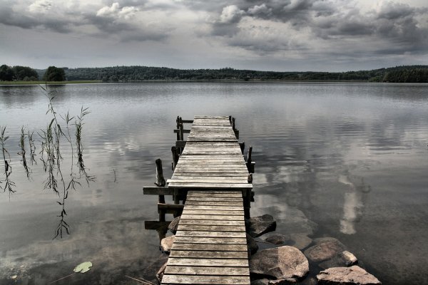 Деревянные мостки на реке