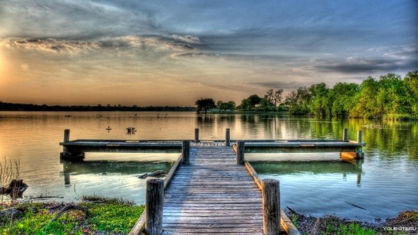 Озеро с мостом