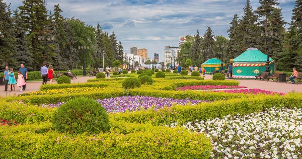 Парк Маяковского в Екатеринбурге клумбы