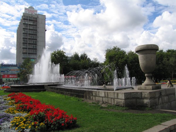 Фонтан Каскад в Первомайском сквере Новосибирск