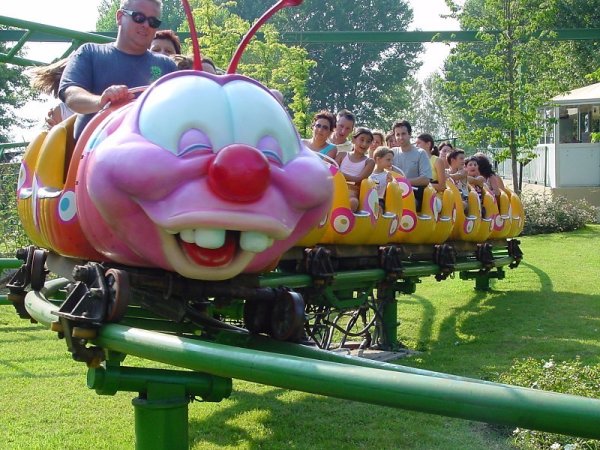 Веселый парк аттракционов