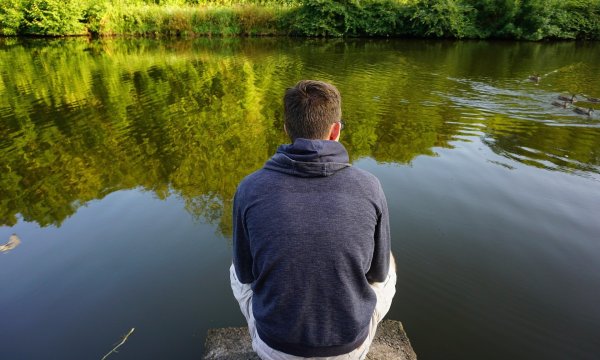 Человек на берегу реки