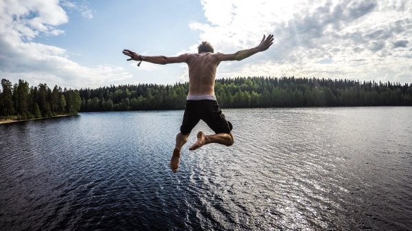 Человек у озера