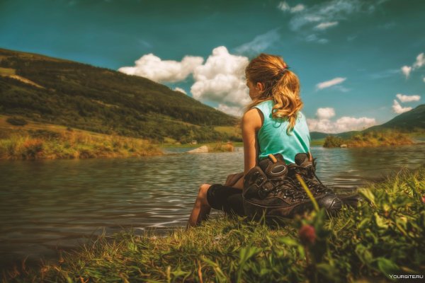 Девушка у реки