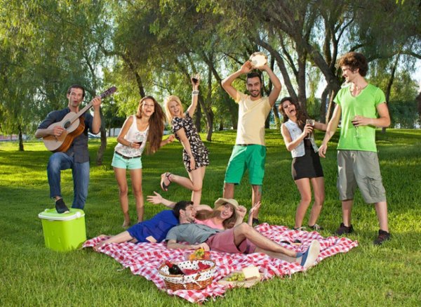 Отдыхающие люди на природе