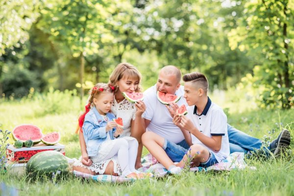 Семейная фотосессия на природе летом