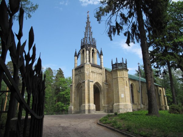 Церковь Святого Петра и Павла в Шуваловском парке