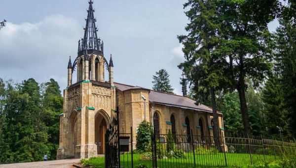 Церковь святых апостолов Петра и Павла в Шуваловском парке