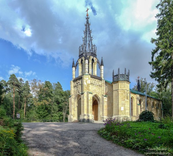 Шуваловский парк Церковь Петра и Павла