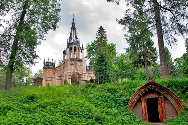 Церковь в Шуваловском парке СПБ