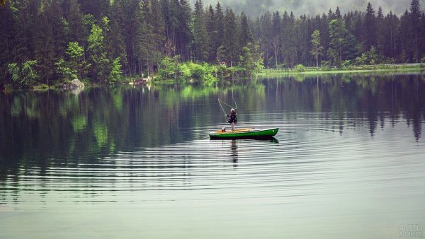 Рыбак на озере