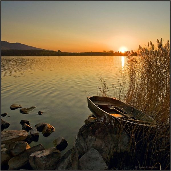 Лодка на берегу озера