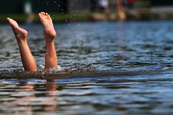 Купаться в озере