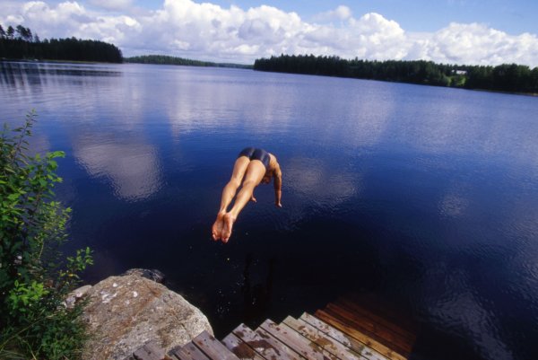 Плавать в озере