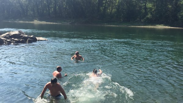 Купание в озере