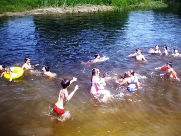 Купание в речке летом