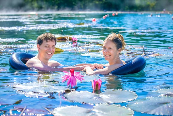 Плавать в озере