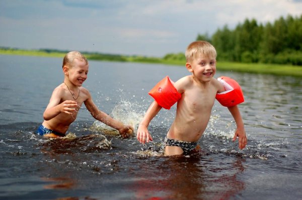 Дети на озере