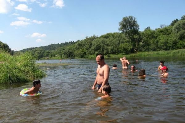 Пляж на реке купаются