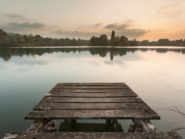 Деревянный мостик на озере