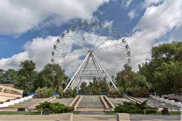 Парк в Ростове на Дону с колесом обозрения