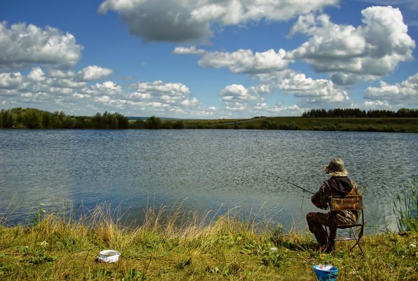 Рыбак на берегу озера