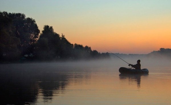 Рыбак на озере