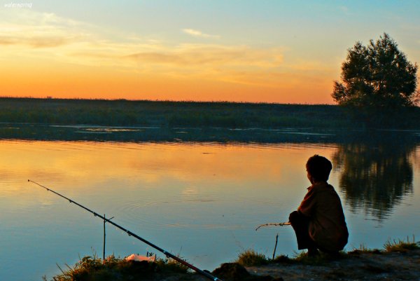 Рыбак на реке