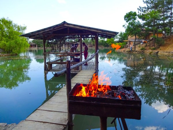 Шашлык на берегу озера