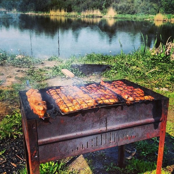 Шашлык на берегу реки