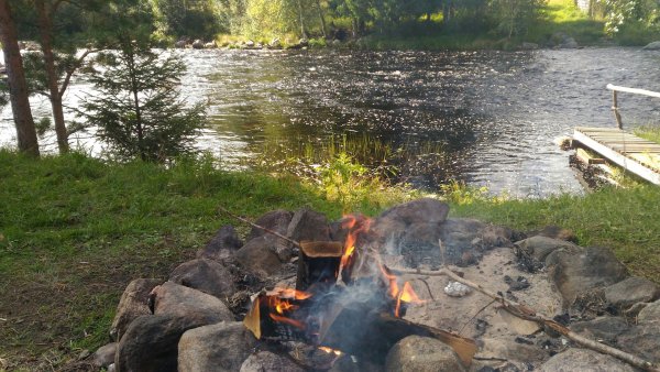 Костер на берегу реки