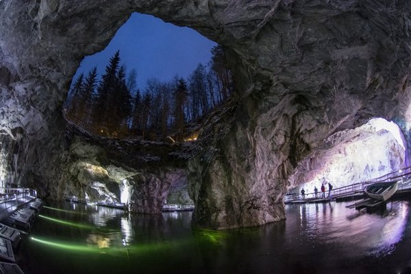 Горный парк Рускеала пещеры