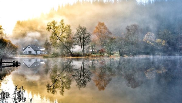 Пейзаж с отражением в воде