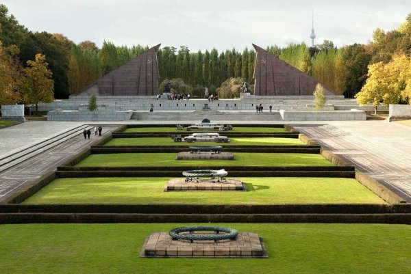 Мемориальный парк-кладбище - Трептов-парк в Берлине