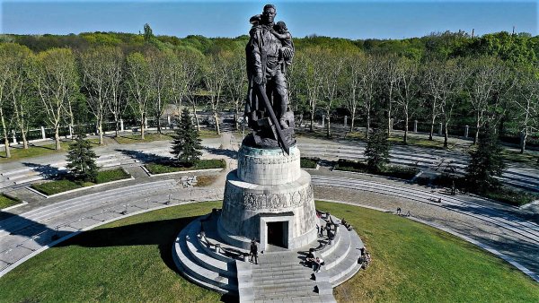 Воин-освободитель Трептов-парк Берлин