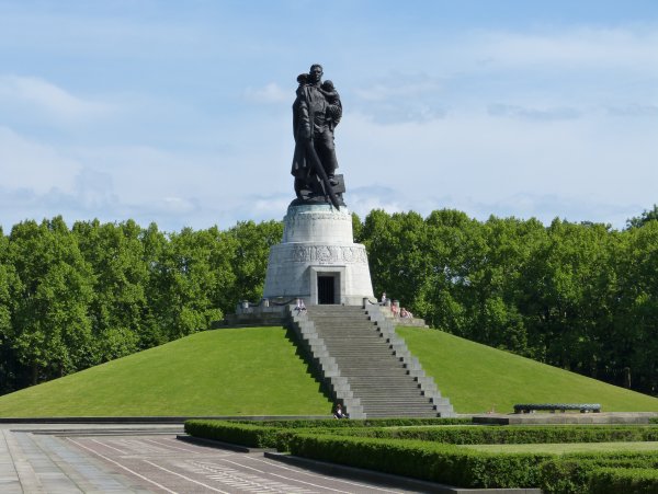 Памятник воину-освободителю в Берлине в Трептов-парке