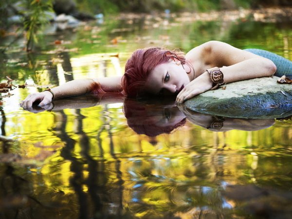 Рыжая девушка на озере