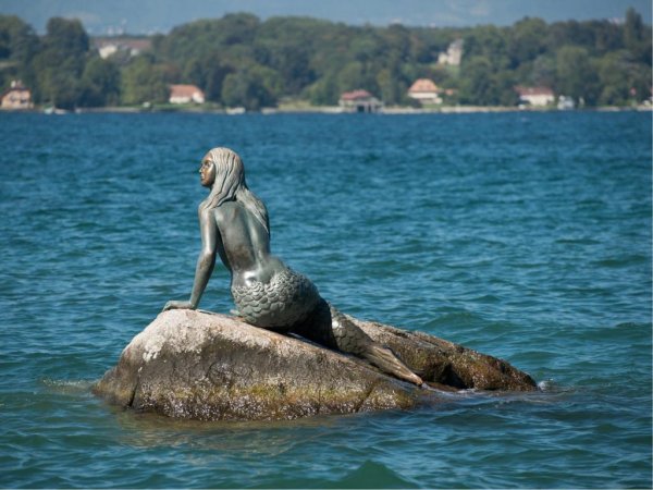 Русалка сидит на Камне