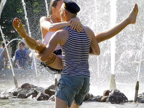 Девушка ВДВ В фонтане